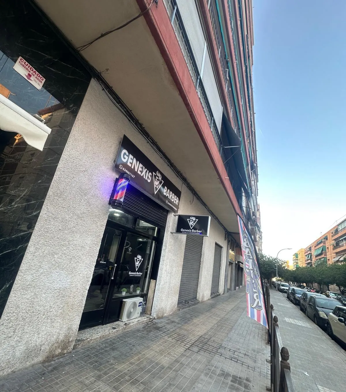 La calle Doctor Sapena con el rótulo de Genexis Barber, 2026