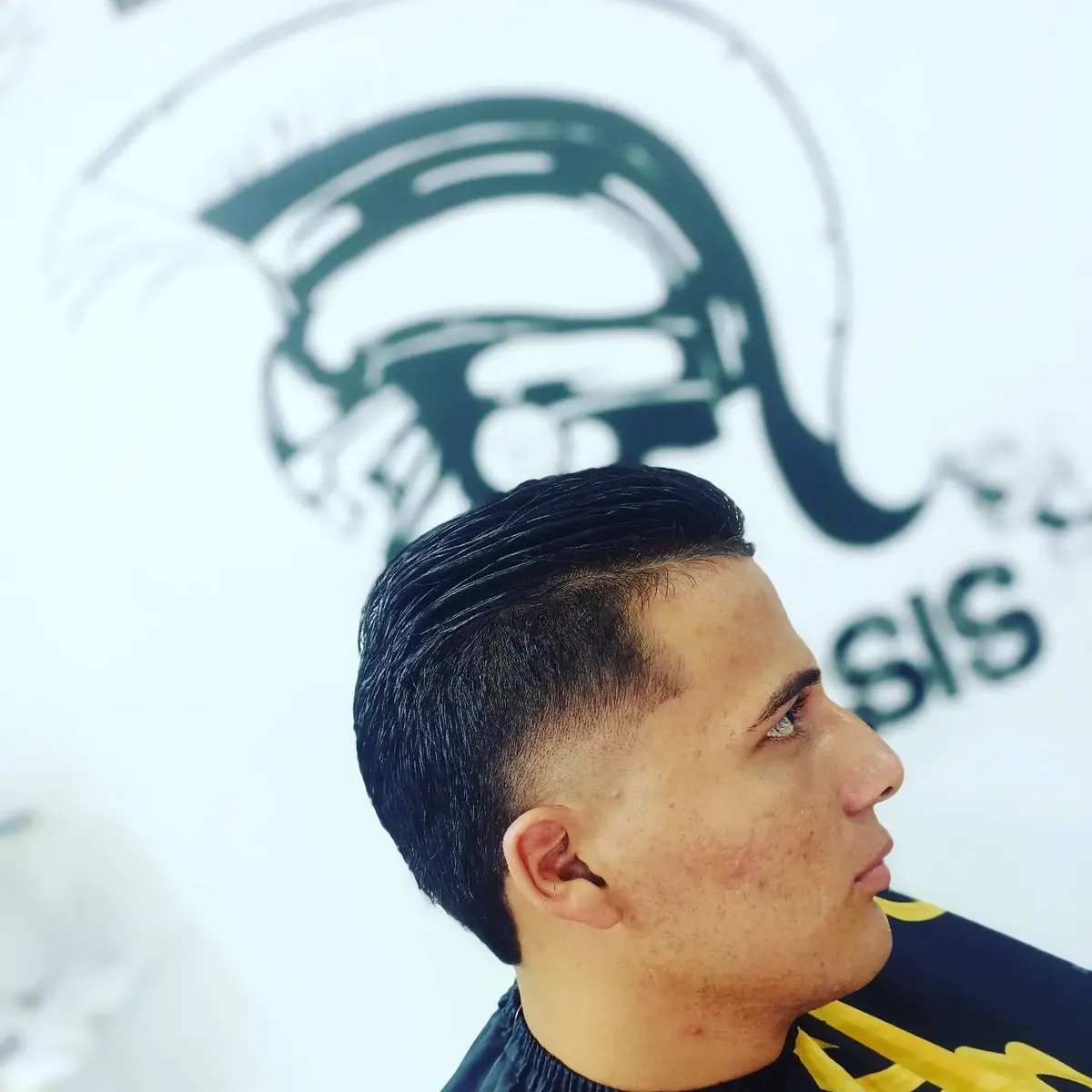 Cliente con degradado delante del mural GENESIS, 2022