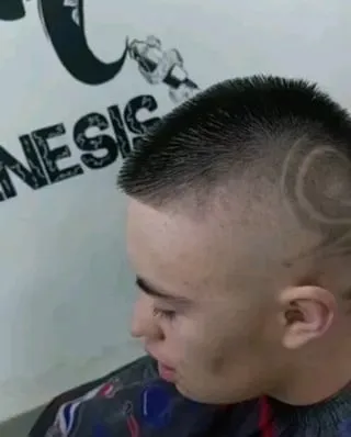 Buzz cut con curva dibujada, 2023