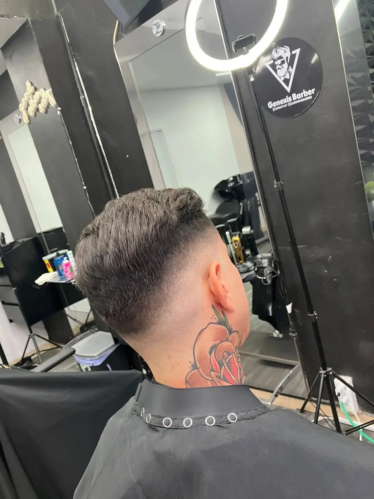 Un degradado terminado junto al logo de Genexis Barber